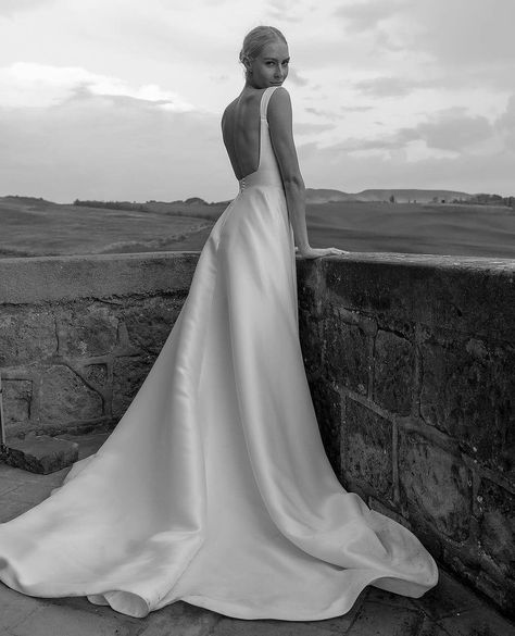 Tuscany Italy Wedding, 2023 Bride, Italy Instagram, Tuscan Wedding, Chic Brides, Wedding Money, Silk Wedding Dress, Elegant Bride, Classic Wedding Dress