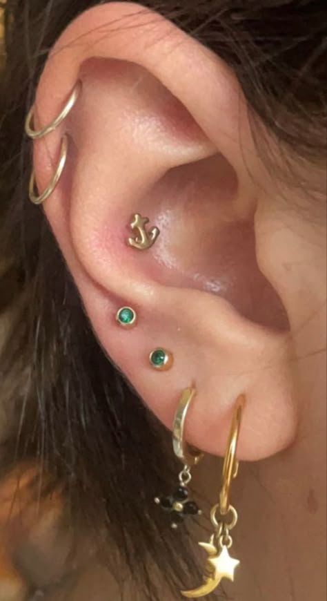 Eat Stacking Ideas, Eat Curation Ideas, Eat Piercing Ideas, Eat Curation, Ear Piercing Stacks, Gold Ear Piercings, Earring Placement, Piercing Stacks, Different Ear Piercings