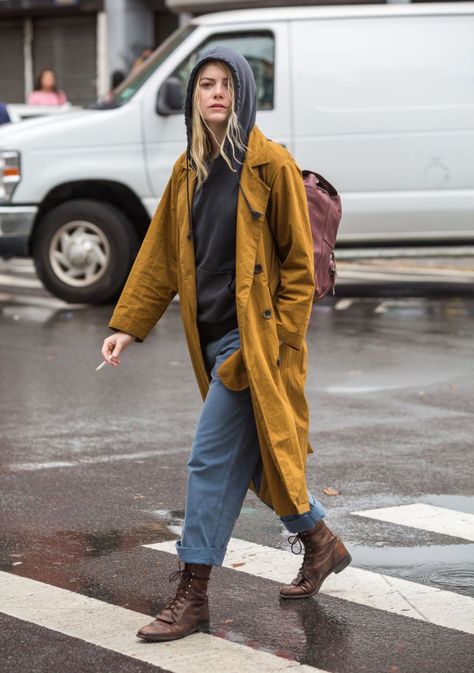 EMMA STONE - MANIAC Emma Stone Street Style, Emma Stone Outfit, Mustard Coat, Vestiti In Jeans, Backpack Korean, Goth Outfit, Mode Inspo, Emma Stone, 가을 패션