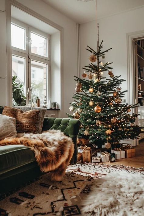 Nordic Christmas Tree: Elegant Holiday Decor Ideas Christmas Tree Decorations Scandinavian, Scandinavian Christmas Garland, Nordic Style Christmas Tree, Nordic Christmas Tree Ideas, Scandi Holiday Decor, Scandinavian Christmas Party, Nordic Xmas Decorations, Nordic House Decor, Scandinavian Christmas Tree Decorations