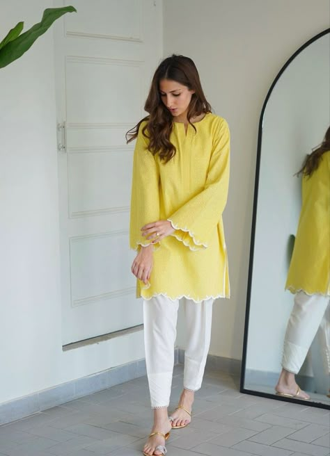 Pakistani Kurti Designs Casual Summer, Kurta Plazo, Pakistani Kurti Designs, Cod Set, Style Outfits Summer, Summer Vibes Aesthetic, Simple Dress Casual, Aesthetic Summer Outfits, Designer Aesthetic