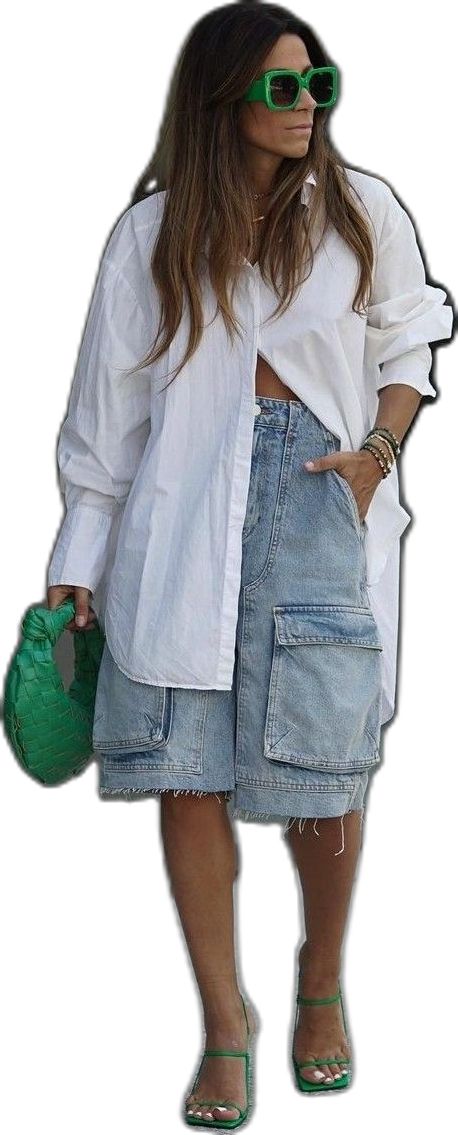 Denim Cargo Style Jean Shorts, Cotton Cargo Style Jean Shorts, How To Style Cargo Shorts Women, Casual Cargo Style Bermuda Shorts, Trendy Denim Cargo Shorts, Trendy Short Denim Cargo Skirt, Cargo Shorts Outfits Women, Cargo Shorts Outfit, Shorts Outfits Women