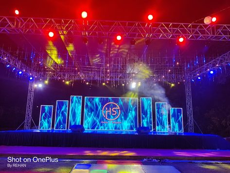 Sangeet Led Wall Stage, Led Wall Design Stage, Sangeet Led Stage, Sangeet Setup, Sangeet Stage, Couple Seating, Concert Design, Band Stage, Sangeet Decor