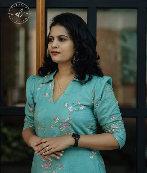 Boat Neck Kurti Designs Latest, Neckline Designs Kurti, Collar Neck Designs For Kurti, Collar Neck Blouse Designs, Collar Neck Kurti, Collar Kurti Design, Organza Kurti, Simple Frock Design, Stylish Kurtis Design