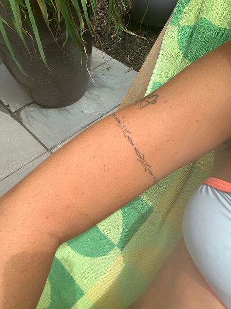 Bobwire Tattoos Around Arm, Tattoo Ideas Arm Band, Fine Line Barbed Wire Tattoo, Dainty Band Tattoo, Horizontal Arm Tattoo, Dainty Barbed Wire Tattoo, Dainty Arm Wrap Tattoo, Fine Line Armband Tattoo, Tattoo Cuffs For Women