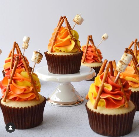 Cute idea for fall Bonfire Cake, Campfire Cupcakes, Bonfire Night Food, Soft Toffee, Fireworks Cake, Ginger Cake, Cake Pop Recipe, Pretzel Sticks, Night Food