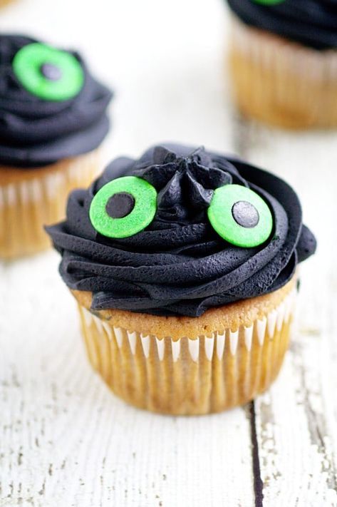 Toothless Cupcakes Tutorial: Quick, easy, and adorable Toothless Cupcakes that are perfect for a How to Train Your Dragon birthday party and your Dragon-Trainer-In-Training will love! Toothless Cupcakes Last year we had a special How to Train Your Dragon birthday party for our 5 year old (I still can't believe he's 5!) For birthdays each year, I'll make a big cake to celebrate on their actual birthday, and then we also bring treats to school. I was planning on keeping it super simple for ... Toothless Cupcakes, Cute Birthday Cupcakes, Toothless Cake, Toothless Party, Dragon Cupcakes, Dragon Birthday Party, Dragon Birthday Parties, Dragon Cake, Cupcakes Decorating