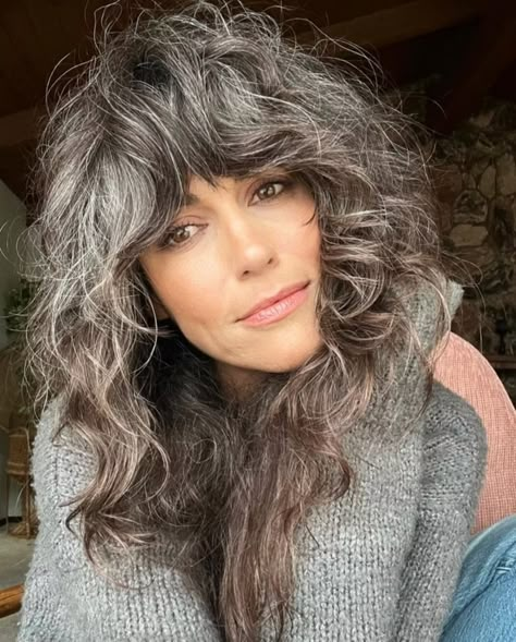 Spring Haircuts, Grey Curly Hair, Grey Hair Inspiration, Long Gray Hair, Celebrity Hair Stylist, Trending Haircuts, Curly Hair Cuts, Gray Hair, Grey Hair