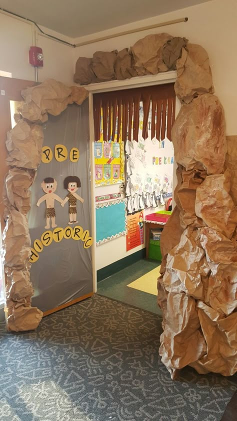 Prehistoric Decorations, Eyfs Dinosaurs, Stone Age Ks2, Stone Age Activities, Stone Age Art, Prehistoric Age, Time Tunnel, Early Humans, Night At The Museum