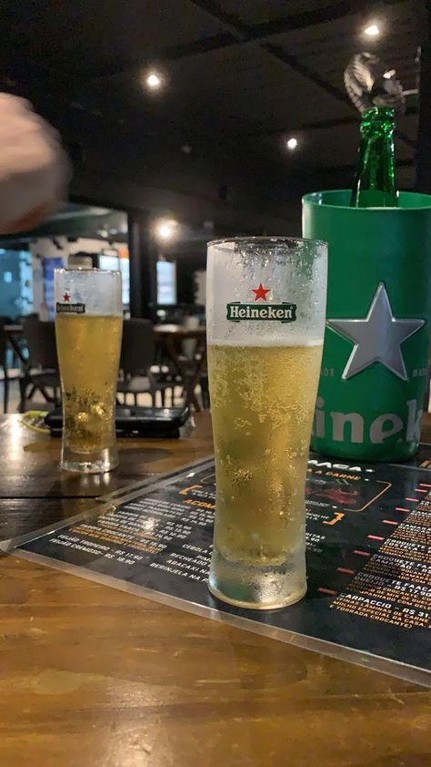 Heineken | Foto de cerveja gelada, Fotos de lanches, Foto de cerveja Heineken Fake Story, Dream Cars Range Rovers, Liqueur Drinks, Fake History, Heineken Beer, Canada City, Cute Pikachu, Instagram Party, Id Design