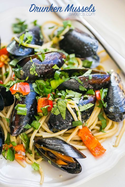 This recipe to make mussels is quick and easy with tons of flavor! Drunken Mussels, Mussels Pasta, Pasta Appetizers, Seafood Pasta Recipes, Gourmet Chef, Seafood Pasta, Holiday Food, Linguine, Dinner Tonight