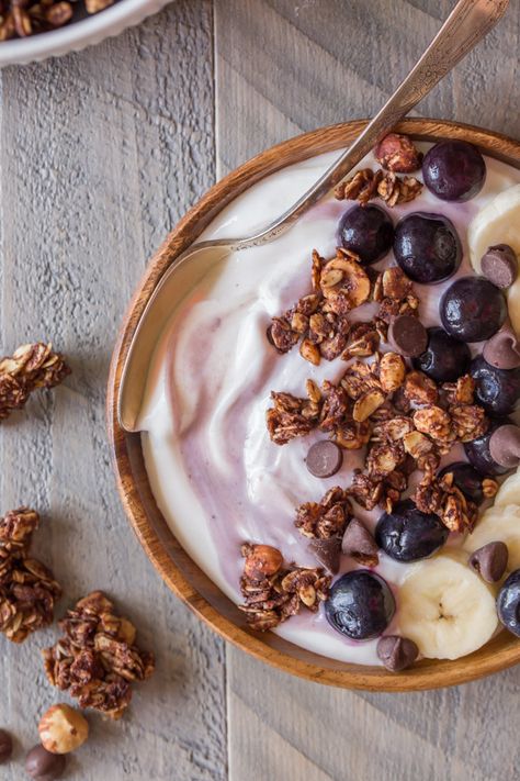 Chocolate Hazelnut Granola Yogurt Bowl - Creamy yogurt topped with blueberries, bananas and homemade Chocolate Hazelnut Granola. Granola Yogurt Bowl, Hazelnut Granola, Yogurt Bowl Recipe, Yogurt Bowls, Yoghurt Bowl, Yogurt Granola, Granola Parfait, Desayuno Keto, Chocolate Yogurt