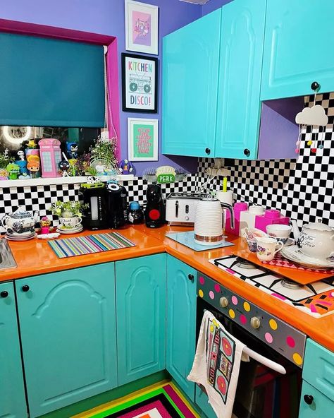 Kitchen Feature Wall, Funky Kitchen, Whimsical Kitchen, Colourful Kitchen, Colorful Kitchen, Sleek Kitchen, Memphis Design, Boho Kitchen, Stay Humble