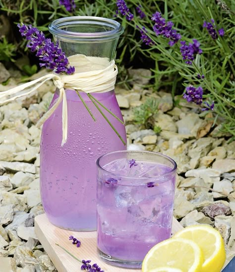 This lavender martini is THE cocktail of your summer Lavender Engagement, Lavender Drink, Lavender Martini, Summer Mocktails, Dr Sebi Alkaline Food, Lavender Cocktail, Modern Gardens, Iced Drinks Recipes, Sweet 16 Themes