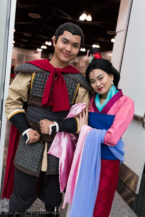 Li Shang and Mulan #Cosplay | Anime Los Angeles 2016 Ariel Costume Diy, Mulan Cosplay, Disney Cosplay Ideas, Disney Couple Costumes, Cinderella Dress Disney, Li Shang, Aladdin Costume, Cosplay Couple, Couples Cosplay