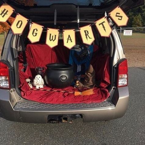 Harry Potter Trunk Or Treat, Lego Candy Dispenser, Harry Potter Trunk, Hogwarts Trunk, Trunker Treat Ideas, Harry Potter Party Decorations, Trunk Or Treat Ideas, Halloween Traditions, Halloween 4