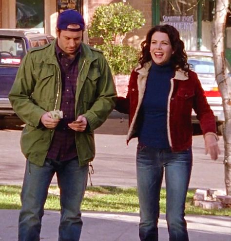 Lorelai Gilmore Girls Outfits, Lorelai Gilmore And Luke Danes Costume, Lorelai Gilmore Denim Jacket, Lorelei Gilmore Halloween Costume, Lorelei And Luke Costume, Luke Gilmore Girls Outfits, Laurelai Gilmore Outfits, Lorali Gilmore Outfits, Luke Danes Costume