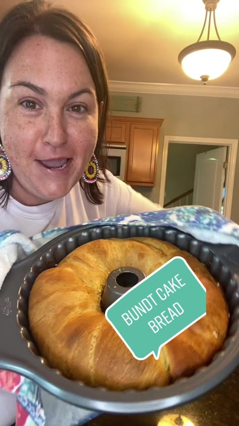 Crescent Roll Bundt Pan Recipes, Bundt Pan Bread, Pampered Chef Bread Tube Recipe, Cinnamon Bunt Cake, Crescent Roll Bread, Tictoc Recipes, Grand Biscuit Recipes, Mississippi Kween, Crescent Roll Recipes Dessert