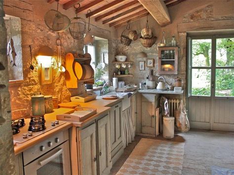 Style Elements of la Cucina Rustica: Creating Your Own Italian Kitchen - GRAND VOYAGE ITALY Italian Style Kitchens, Rustic Italian Kitchen, Italian Style Kitchen, Rustic Italian Decor, Dapur Rustic, Rustic Italian Home, Italian Kitchen Decor, Italian Kitchen Design, Kitchen Design Images