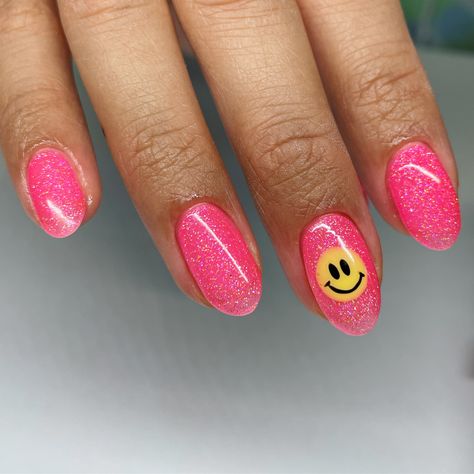 Sparkly pink gel polish with a hand painted smiley face. Dry Russian Manicure. Pink Preppy Smiley Face Nails, Different Hand Nails Ideas, Manicure With Smiley Face, Heart Smiley Face Nails, Smiley Nails Pink, Pink Happy Face Nails, Simple Nail Aesthetic, Preppy Smiley Face Nails, Simple Smiley Face Nails