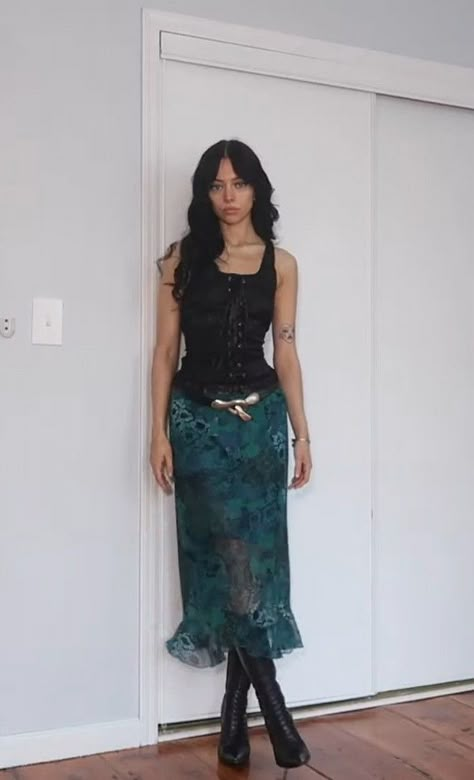 Ditsy Skirt Outfit, Witchy Fits Aesthetic, 13 Movie Aesthetic Outfits, Grunge Dinner Outfits, Corset Long Skirt Outfit, Witchy Concert Outfits, I Know What You Did Last Summer Outfits, 90s Gothic Fashion, 90s Thrift Outfits