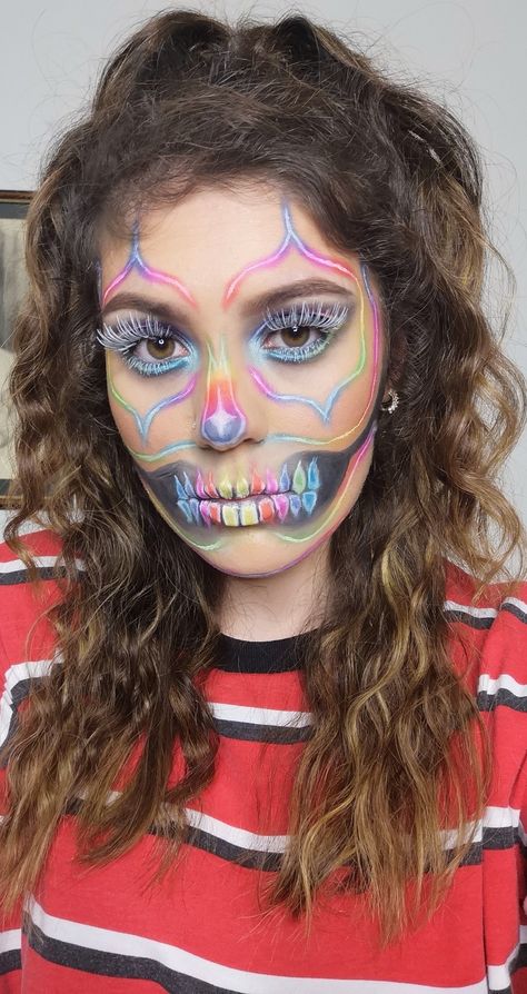 Flowers Face Paint, Skull Clown, Skull With Flowers, Cool Makeup Looks, Creative Makeup Looks, Facepaint, Beauty Stuff, Creative Makeup, Eye Drawing