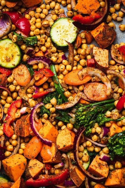 Dinner With Chickpeas, Vegan Sheet Pan Dinners, Vegetarian Sheet Pan, Vegetarian Chickpea Curry, Chickpea Recipes Easy, Chickpea Curry Recipe, Sheet Pan Dinners Recipes, Tray Bake Recipes, Vegetable Tray