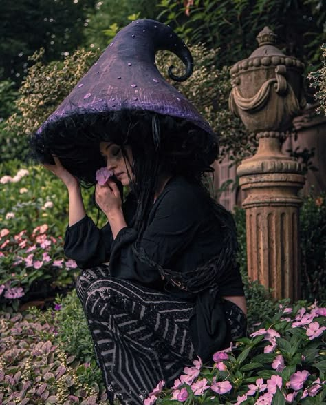 Mushroom Lady Cosplay, Gothic Mushroom Costume, Dark Mushroom Cosplay, Dark Mushroom Fairy Costume, Male Mushroom Costume, Goth Mushroom Costume, Ecogoth Aesthetic, Dark Mushroom Costume, Mushroom Costume Ideas