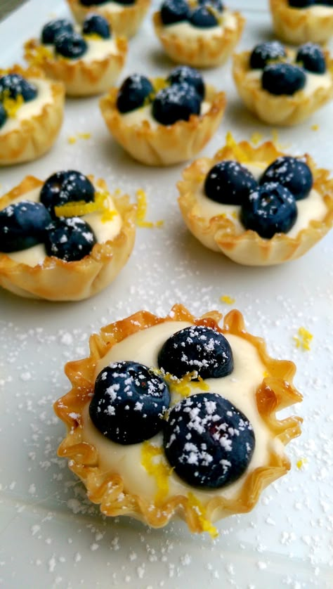 Blueberry Mini Desserts, Dessert For Lunch, Sweet Canapes Mini Desserts, Blueberry Tartlets, Wine Lunch, Finger Snacks, Lemon Tarts, Mini Tarts, Dessert Oreo