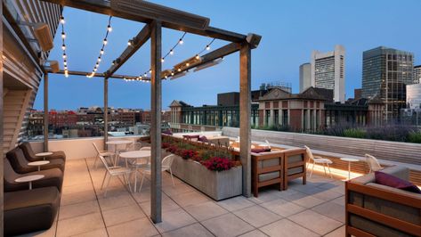 Book well in advance with Culture Trip to get budget-friendly prices at these Boston hotels. Boston Hotels On A Budget, Hotels In Boston, Boston Vacation, Newbury Street, Boston Hotels, Freedom Trail, Boston Harbor, Pier Fishing, Budget Hotel