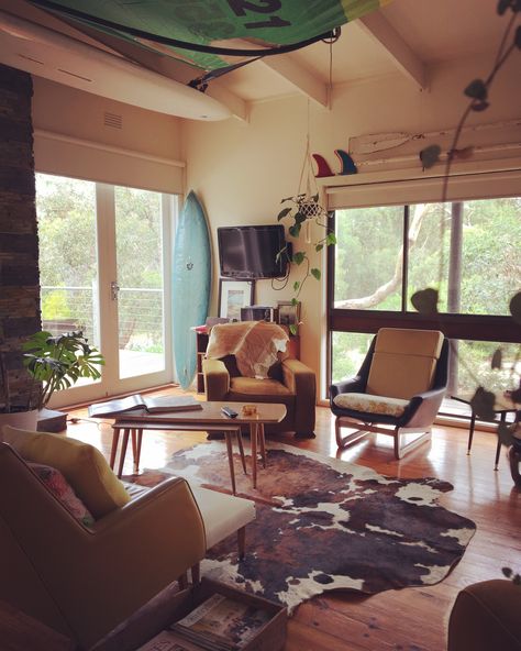 Living Room Surf Style, 70s Coastal Aesthetic, 70s Surf Shack, Mid Century Surf Shack, 60s Beach House, Beach Shack Aesthetic, Ranch House Living Room, Surf Style Home, Retro Beach House