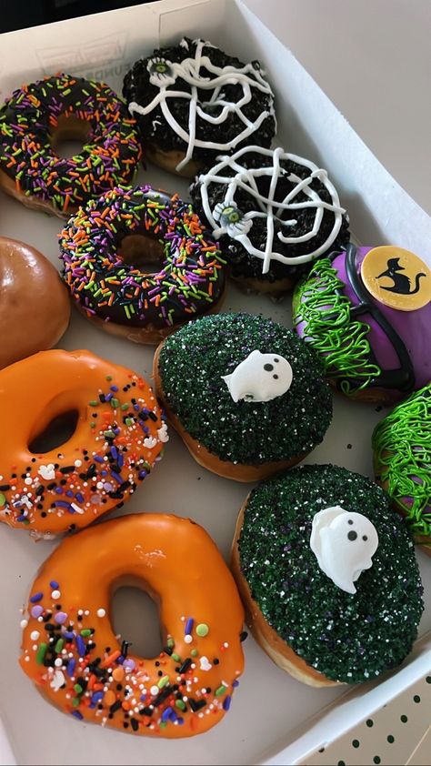 fall vibes, halloween vibes, fall snacks, halloween snacks, dessert, ghost donuts, black cat donuts, orange and black sprinkle donuts Halloween Donuts Recipes, Halloween Breakfast Aesthetic, Krispy Kreme Halloween, Fall Donuts Decorated, Halloween Sleepover Snacks, Halloween Mini Donuts Ideas, Halloween Snacks Aesthetic, Halloween Doughnuts Ideas, Halloween Donuts Ideas