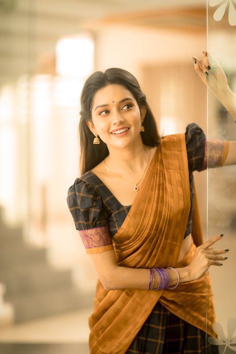 Mahima Nambiar, Photoshoot Pictures, Women Saree, Black Saree, Malayalam Actress, Actress Images, Nice Photos, Photo To Video, Half Saree