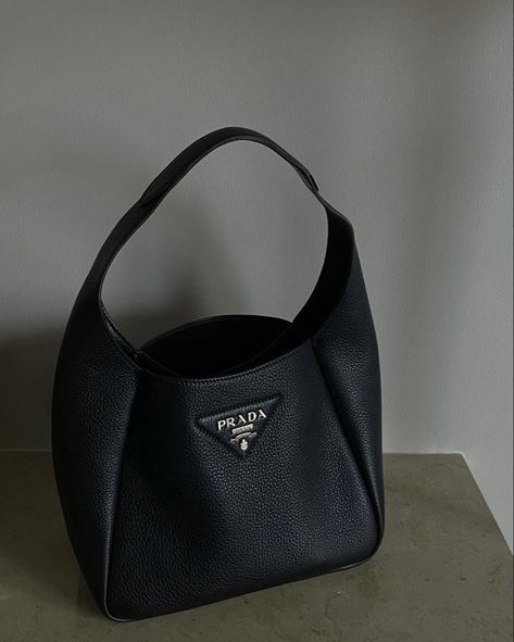 Zapatillas Veja, Josefine H J, Bag Prada, Fancy Bags, Luxury Purses, Pretty Bags, Winter Trends, Givency Antigona Bag, Cute Bags