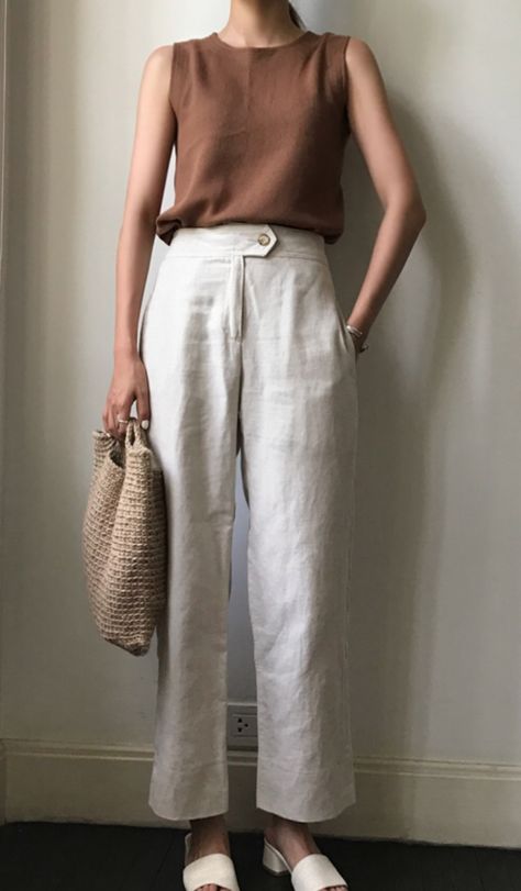 Linen Pants Outfit Summer 2023, Bell Bottom Trousers Outfit, French Summer Style 2023, Minimalist Summer Work Outfit, Linen Pants Office Outfit, Classy Linen Outfit, Straight Leg Linen Pants, Linen Work Outfit, Linen Outfits For Women Classy