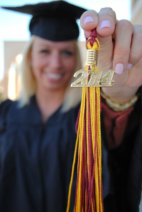 College Grad Pictures, Grad Picture Ideas, Graduation Session, Graduation Pic Ideas, Cap And Gown Pictures, Graduation Shoot, Graduation Pic, College Graduation Pictures Poses, College Graduation Photoshoot