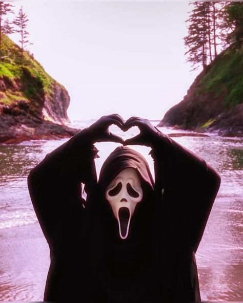 #ghostface #scream Face Wallpaper Aesthetic, Ghost Face Wallpaper, Mr Ghostface, Ghost Face Wallpaper Aesthetic, Halloween Widget, Halloween Pfps, Halloween Pfp, Halloween Heart, Scream Halloween