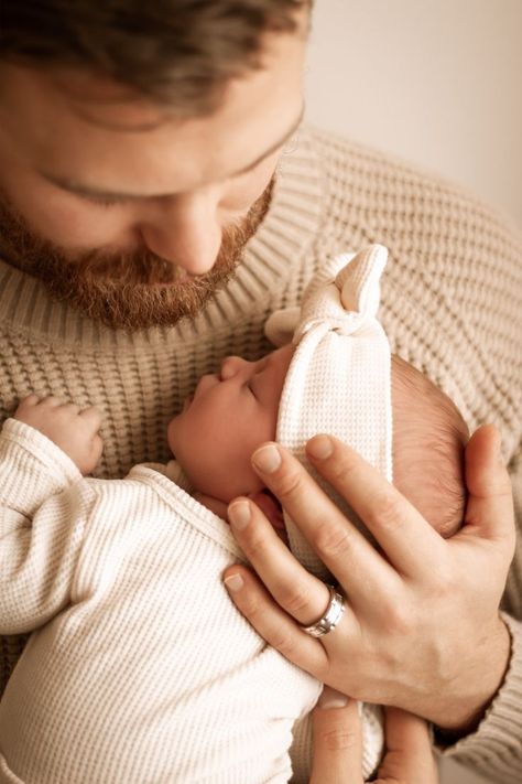 Farm Newborn Photography, Newborn Poses With Mom, Couples Newborn Photoshoot, Mom And Daughter Newborn Pictures, Toddler Newborn Photoshoot, Newborn Girl Photoshooting Ideas Family, Couple Newborn Photography, Newborn Photos In Crib, Newborn And Toddler Photoshoot