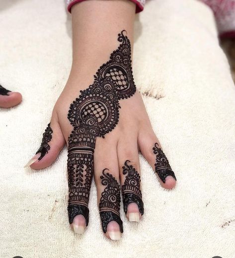 Mandi Design Simple Back Hand, Mahdi Design Simple, Mehndi For Girls Simple, Girls Mehndi Design Simple, Arebin Mehandi Designs Simple, Chand Rat, Mahdi Design, Hatheli Mehndi Design Simple, Simple Henna Designs Hand