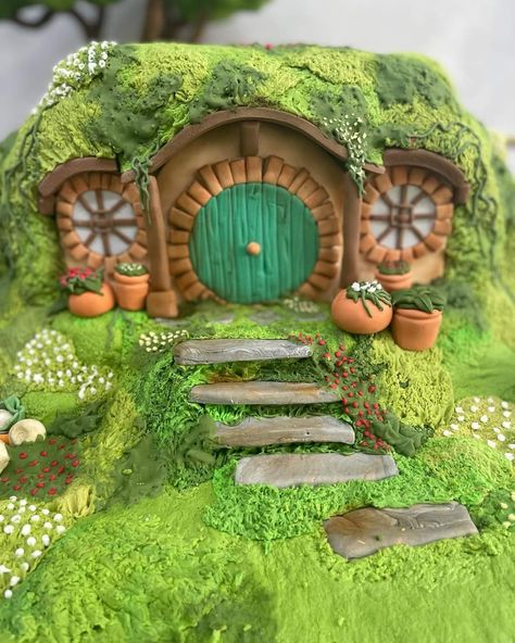 Hobbit House Cake, Family Reunion Cakes, Miniatures Display, Realistic Cakes, Clay Fairy House, Art Studio Room, Garden Cakes, Gingerbread House Decorations, House Cake