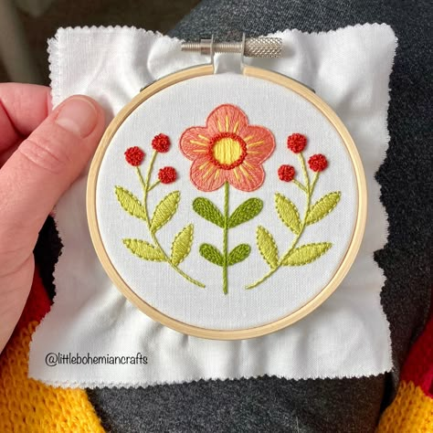 Slovak folk flower embroidery in red Hand Embroidery Cushion Covers, Assignment Ideas, Embroidery Cushion, Embroidery Canvas, Simple Hand Embroidery, Simple Hand Embroidery Patterns, Diy Embroidery Designs, Red Daisy, Clay Wall Art