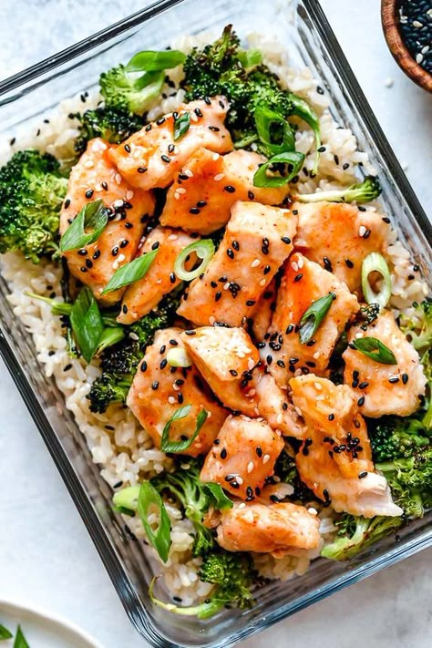 Honey Sriracha Chicken and Broccoli Meal Prep Bowls Chicken And Broccoli Meal Prep, Broccoli Meal Prep, Broccoli Meal, Honey Sriracha Sauce, Broccoli Dishes, Honey Sriracha Chicken, Greek Chickpeas, Sriracha Chicken, Prep Bowls