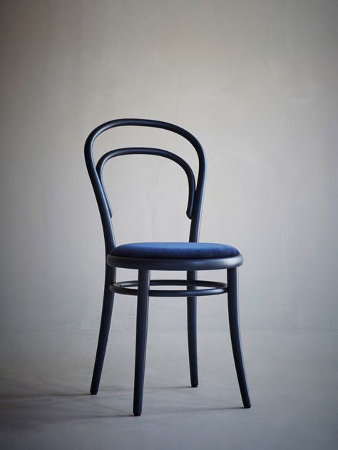 Artilleriet Exclusive - Chair No 14 - Dark Blue – Velvet Steam Bending Wood, Saddle Chair, Blue Cafe, How To Bend Wood, Classic Dining Chair, Dark Blue Velvet, Art Nouveau Furniture, Furniture Classic, Comfortable Furniture