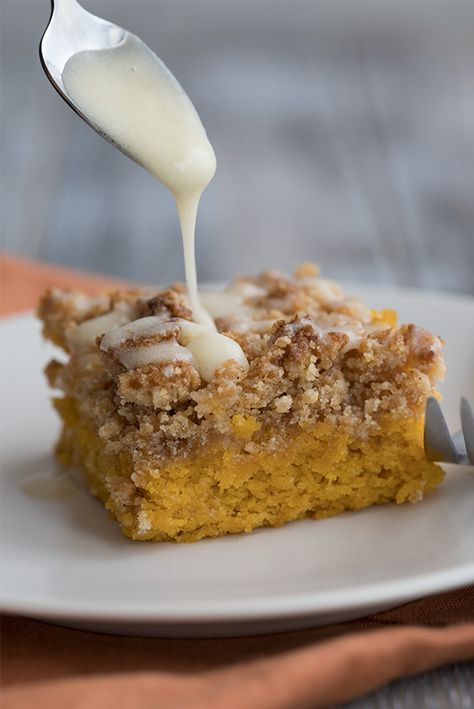 Pumpkin Crumb Cake, Pumpkin Coffee Cake Recipes, Keto Pumpkin Pie, Crumb Cake Recipe, Pumpkin Coffee Cakes, Low Carb Cake, Pumpkin Spice Recipe, Postre Keto, Keto Pumpkin