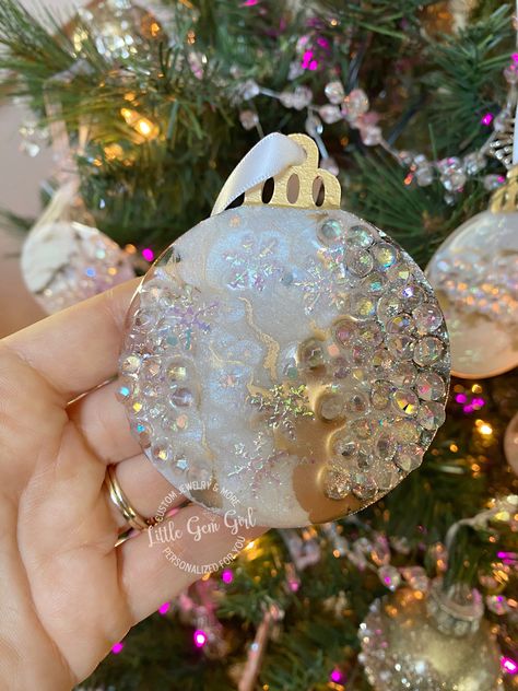 Dazzle your holiday tree with these unique ornaments! These eye-catching Handmade Resin Geode Snowflake ornaments have a modern, crystal-like design and come in shimmering hues of white, gold and iridescent rainbow. Set of 4 with each one measuring 2.95 inch flat - the perfect size for your tree. Get ready for a glittery, one-of-a-kind holiday look. *The ones shown have sold - you will receive a new set in the similar design.  No two are the same and are all uniquely beautiful! Handcrafted by Li Snowflake Christmas Ornaments, Crushed Glass Art, Diy Christmas Ball, Inexpensive Gift Ideas, Old Fashion Christmas, Christmas Moodboard, Winter Dream, Resin Ornaments, Christmas Open House