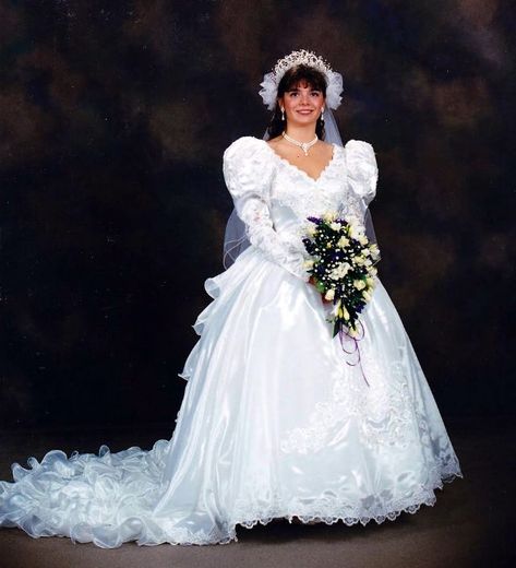 25 Gorgeous Photos That Defined Bridal Styles in the Late 1980s and Early ’90s ~ vintage everyday 1990s Wedding Dress, Wedding Dresses 90s, 1990s Wedding, 90s Wedding Dress, 90s Wedding, Simple Beach Wedding Ideas, Wedding Singer, Simple Beach Wedding, Vintage Wedding Gowns