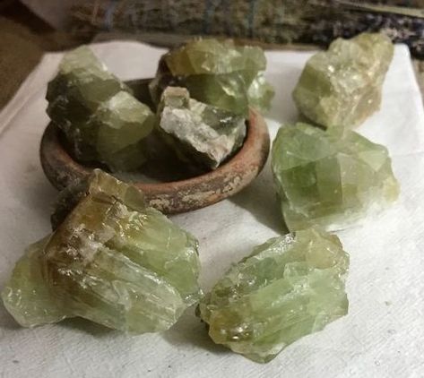 tori ☆ on Twitter: "Sunday reset 🥒✨ https://t.co/ebDFPpoLQT" / Twitter Green Calcite, Crystal Vibes, Crystal Aesthetic, Crystal Energy, Pretty Rocks, Cool Rocks, Stone Pictures, All I Ever Wanted, Choose One