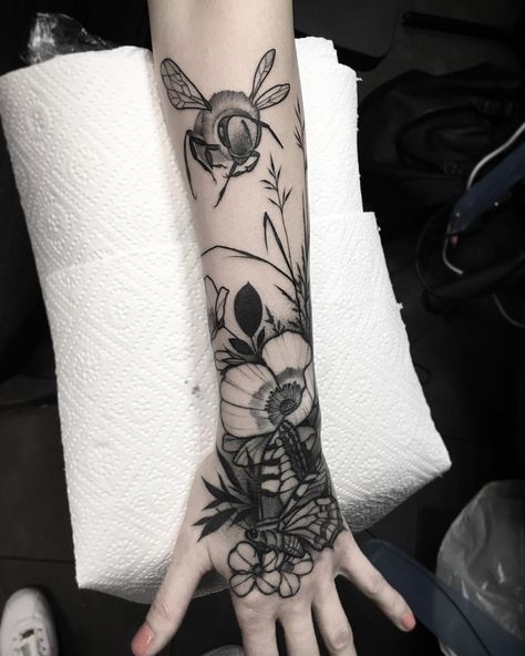 Knee Tattoos Women, Moth Tattoos, Knee Tattoos, Butterfly Hand Tattoo, Beetle Tattoo, Tattoo Apprenticeship, Tatoo Inspiration, Hand And Finger Tattoos, Statue Tattoo