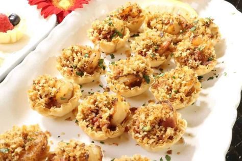 Looking for some snacky crunchy things to serve your guests? I've got holiday appetizers: phyllo cups five ways and you are going to love them. Appetizers Phyllo Cups, Mini Phyllo Cup Appetizers, Filo Cup Appetizers, Chicken Cordon Bleu Bites, Phyllo Cup Appetizers, Cup Appetizers, Room Temperature Appetizers, Hot Dog Appetizers, Blueberry Goat Cheese