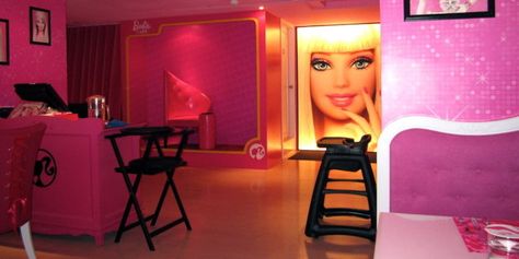 10 Weirdest Restaurants in the World Themed Cafes, Kitty Cafe, Restaurant Marketing, Modern Toilet, Marketing News, Volunteer Abroad, Taipei Taiwan, New Market, Study Abroad